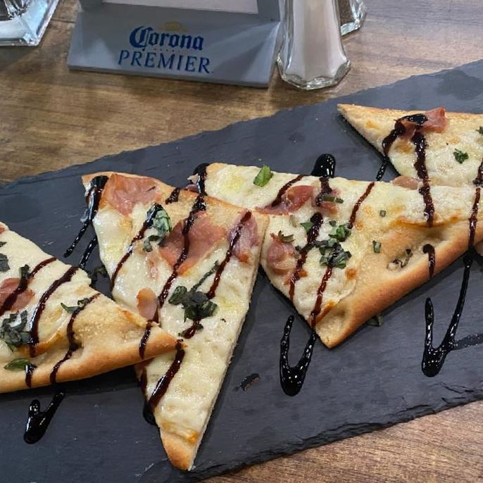 Flat bread pizza with bacon and a drizzle